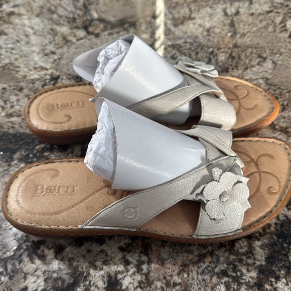 Born ivory shoes, size 9, like new condition, worn once. - Picture 4 of 5